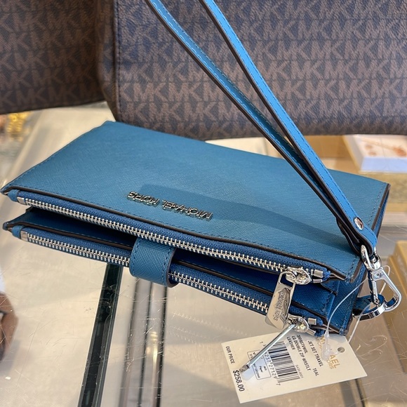 MICHAEL KORS LARGE DOUBLE ZIP WRISTLET WALLET PHONE CASE CLUTCH 
Teal
NWT - Picture 9 of 16